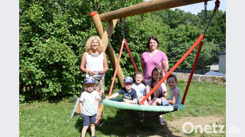 Mit der Spende der Dorfgemeinschaft Viehberg will die Kita Zwergenland weitere Spielsachen anschaffen (hinten, von links): Dorfgemeinschafts-Chefin Doris Schmidt und Susanne Honig, die stellvertretende Kita-Leiterin. Bild: oe