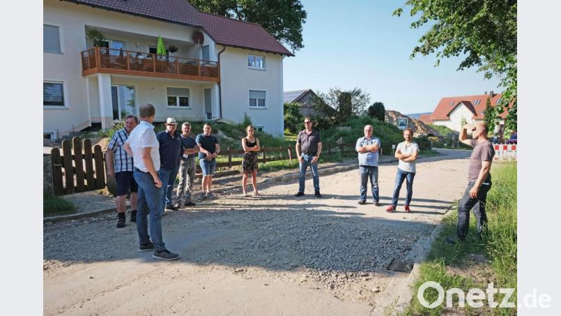 Aufgrund der großen Schäden bei der Kanalverlegung &quot;Am Anger&quot; in Saltendorf muss die Straße über die volle Breite asphaltiert werden. Bild: twi