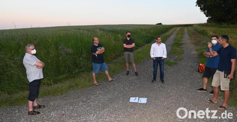 Einen schweren Stand hatten der CSU-Fraktionsvorsitzende Matthias Schöberl (Dritter von rechts) sowie die CSU-Stadträte Christian Schafbauer (Dritter von links) und Helmut Weigl (Zweiter von links) beim Bürgerdialog über die in Speckmannshof geplante PV-Anlage. Für die Gegner argumentierten deren Sprecher Bernd Dirschl (rechts), Christoph Pohla (Zweiter von rechts) und Herbert Heitzer (links). Bild: gf
