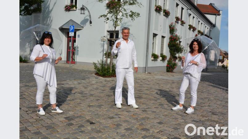Auch heuer wird nicht aus dem „Diner en blanc“, das für den letzten Juni-Sonntag geplant war. Nun planen Erna Burger und Jürgen Bauer und Andrea Forte (von links) für nächstes Jahr. Bild: jr
