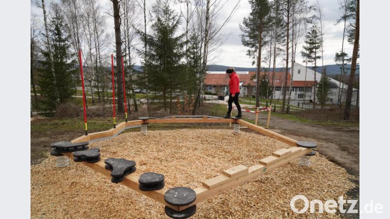 Der neue Bewegungsparcours in der Nähe des Kurmittelhauses Sibyllenbad ist schon vor der Fertigstellung eine Attraktion. So mancher Besucher probierte die 26 Geräte an den 14 Stationen aus. Bild: rti