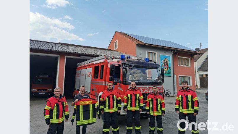 Bürgermeister Reiner Gäbl übergibt die neuen Schutzanzüge. Bild: gz