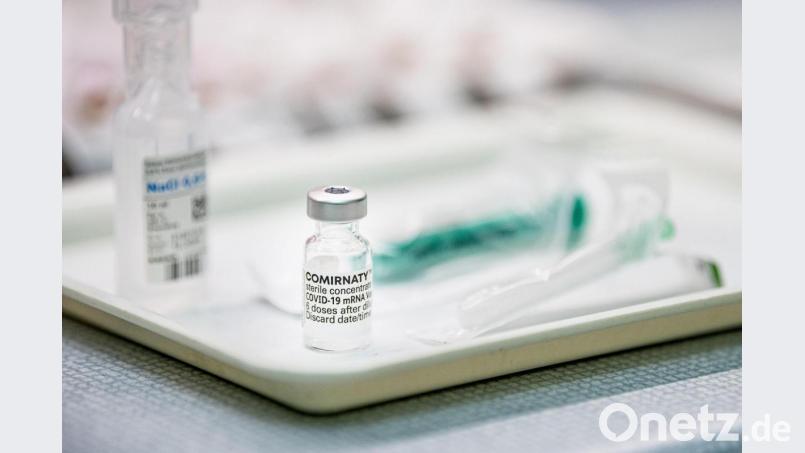 Die in Europa zugelassenen Corona-Impfstoffe (im Bild Biontech/Pfizer) schützen alle auch gegen die Delta-Variante, die nun auch in der Oberpfalz angekommen ist. Das sagt der Regensburger Experte Prof. André Gessner. Bild: Fabian Sommer/dpa