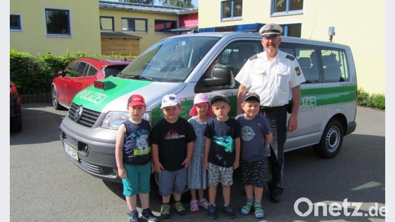 Polizeihauptkommissar Wolfgang Trottmann erklärte den Vorschulkindern, worauf sie auf dem Weg zur Schule achten müssen. Bild: Polizeiinspektion Tirschenreuth/exb