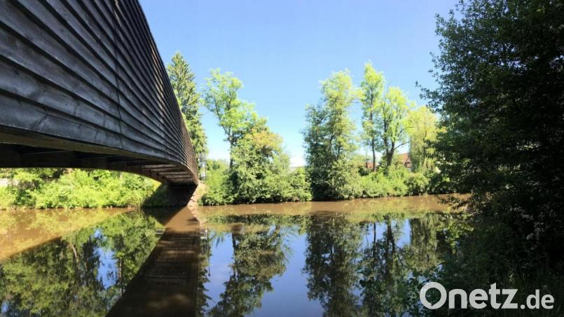 Friedlich liegt der Flutkanal in diesen Tagen da. Zuletzt aber kämpften Rettungskräfte auf dieser Brücke um das Leben einer 74-jährigen Frau, nachdem sie zuvor wohl unglücklich im Wasser gelandet war. Bild: Gabi Schönberger