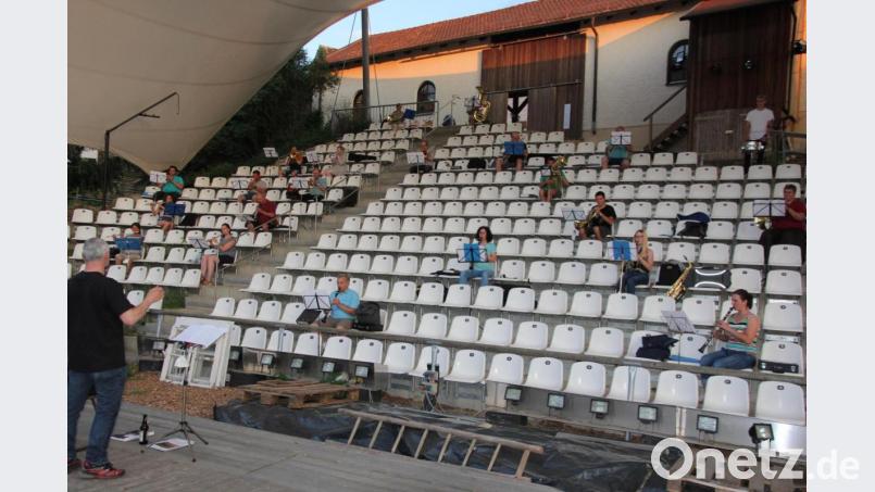 Musikprobe der Grenzlandbuam auf der Freilichtbühne. Bild: kro