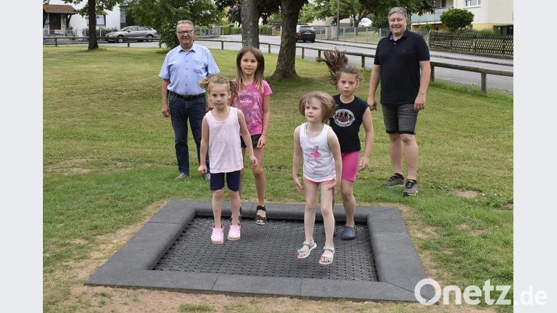 Das Bodentrampolin erfreut sich bei den Kindern großer Beliebtheit. Hinten von links die Vorsitzenden der Siedlergemeinschaft Auerbach, Herbert Lehner und Michael Streit. Bild: sck