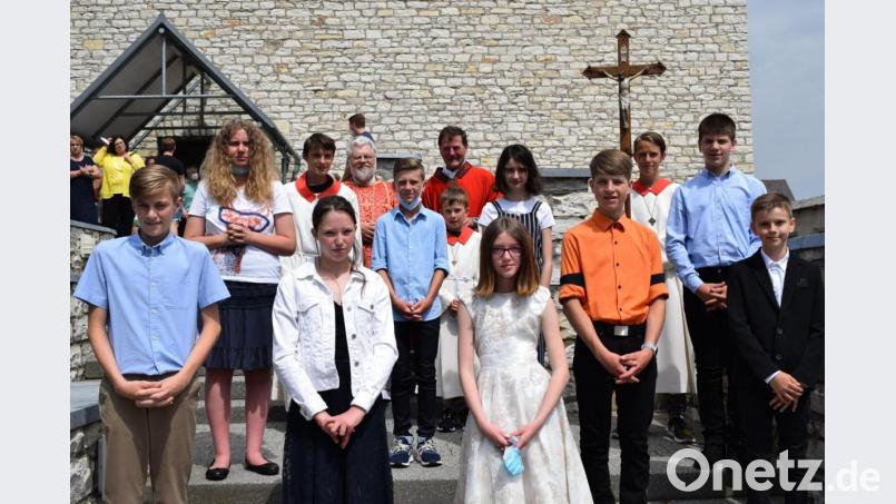 Vier Firmlinge aus Königstein und fünf aus Edelsfeld stellen sich mit Archimandrit Andreas Thiermeyer und Pfarrer Hans Zeltsperger zum Gruppenfoto vor der Königsteiner Pfarrkirche auf. Bild: wfe