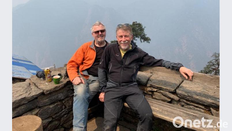 Manfred Salcher und Peter Meckler vom Hirschbacher Verein „Licht für Kinder“ haben eine beschwerliche Reise hinter sich: Im März und April besuchten sie drei nepalesische Gebirgsdörfer. Nun wollen sie den ärmlichen Schulkindern mit Solartechnik helfen. Bild: Verein Licht für Kinder/exb