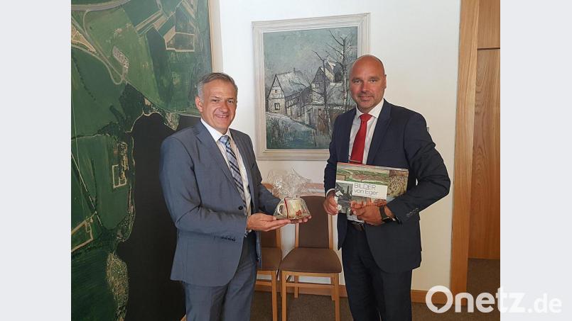 Egers stellvertretender Bürgermeister Jiří Černý (rechts) überreichte einen Bildband zu seiner Stadt sowie eine Tasse als Geschenk an den Tirschenreuther Landrat. Bild: Stadt Eger/exb