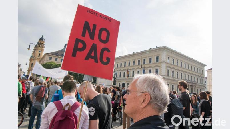Mehrere hundert Menschen nehmen mit Plakaten und Transparenten an einer Kundgebung des Bündnisses «noPAG - Nein! zum neuen Polizeiaufgabengesetz» vor dem bayerischen Innenministerium teil. Bild: Peter Kneffel/dpa