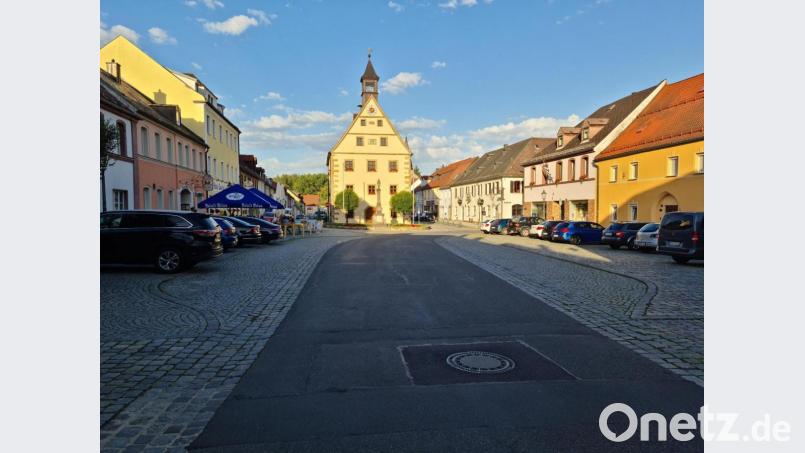 Der malerische Marienplatz. Autofahrer würden dort zu schnell fahren und für Lärm sorgen, berichtete Benjamin Keck dem Stadtrat. Die Stadt prüft Möglichkeiten zur Abhilfe. Bild: sne