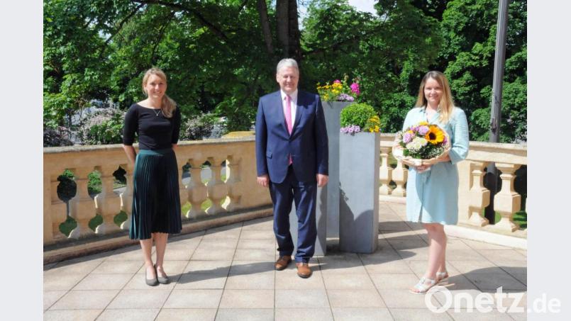 Stabwechsel an der VHS Amberg-Sulzbach. Landrat Richard Reisinger verabschiedete die bisherige Leiterin Julia Wolfsteiner (rechts) und hieß deren Nachfolgerin Claudia Mai (links) willkommen. Bild: Christine Hollederer/exb