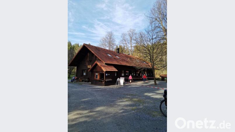 Die Blockhütte, in &quot;normalen&quot; Zeiten der Anlaufpunkt für die Erholungssuchenden, ist gleichzeitig das Eingangstor zum Waldnaabtal. Bild: hzi