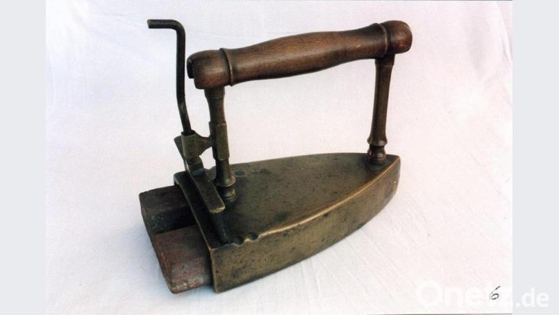 Historische Bügeleisen können die Besucher des Heimatmuseum Altenstadt bald in einer Sonderausstellung sehen. Bild: adj