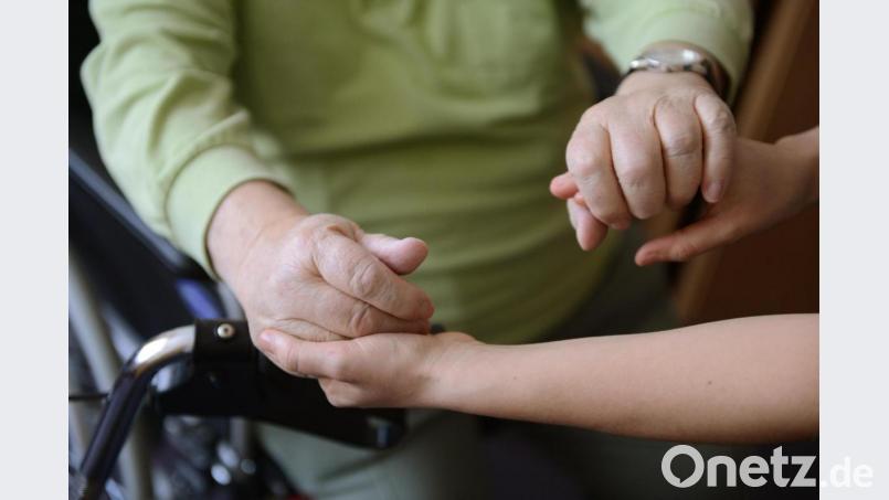 14 Spanierinnen und Spanier werden ab diesem Sommer in Pflegeeinrichtungen im Kreis Schwandorf und der Region Amberg-Sulzbach arbeiten. Bild: Jens Kalaene/dpa