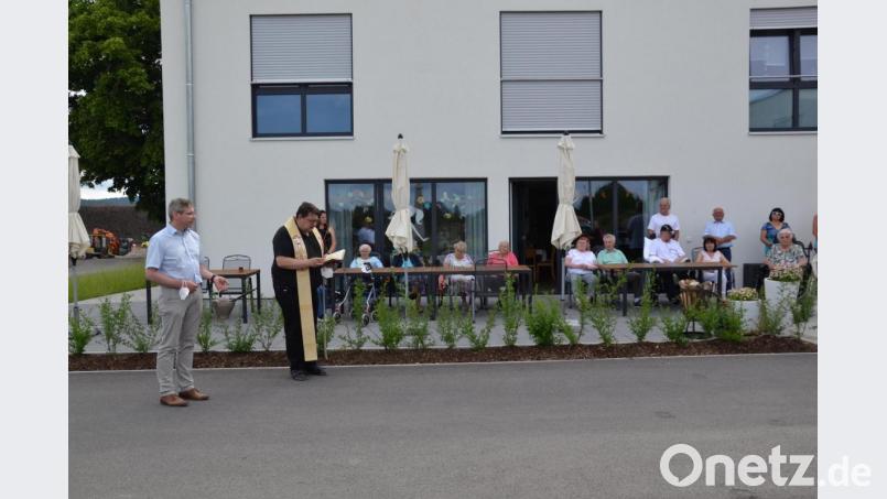 Pfarrer Udo Klösel segnete das neue Haus der „Wohnanlage und Tagespflege an der Wieskirche" in Moosbach. Der frühere Bürgermeister und jetzige Gemeinderat Hermann Ach assistiert dazu als Ministrant. Ach gilt als Initiator des Gebäudebaues in den Jahren 2019/2020. Bild: gi