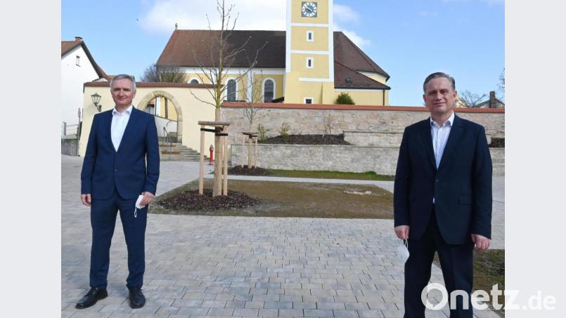 Landtagsabgeordneter Harald Schwartz (links) bei seinem Antrittsbesuch bei Poppenrichts Bürgermeister Hermann Böhm (rechts) am neuen Dorfplatz in Poppenricht. Bild: paf