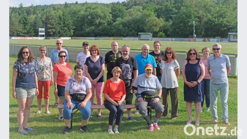 Die Teilnehmer erhielten wegen der Pandemie ihr Sportabzeichen ein halbes Jahr verspätet. Vorne in der Mitte die Organisatorin Heidi Schwendner, rechts Manfred Schwendner, Vierter von rechts hinten Erster Vorsitzender Gerhard Ibler Bild: twi
