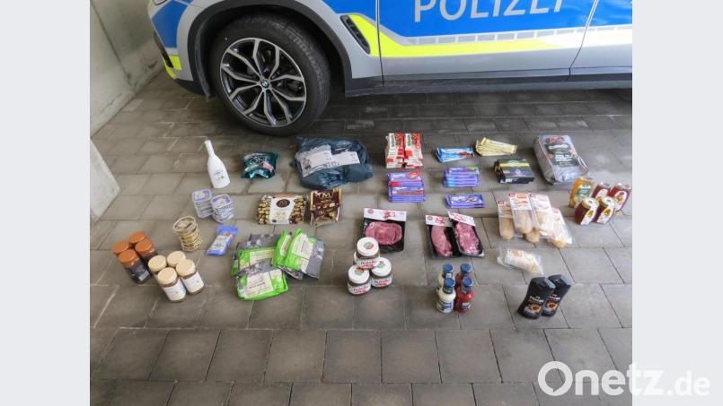 Ein Teil der sichergestellten Waren. Bild: Polizeiinspektion Tirschenreuth/exb