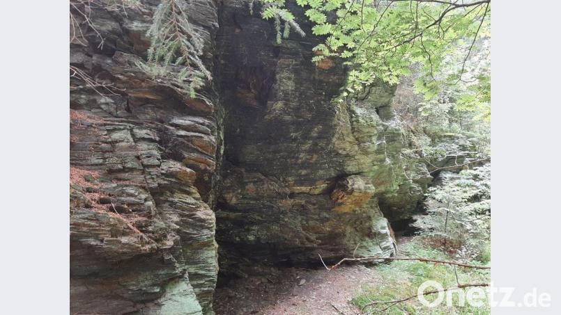 Unter diesem Felsvorsprung hat der Pfarrer damals bei dem Unwetter Schutz gefunden. Bild: soj