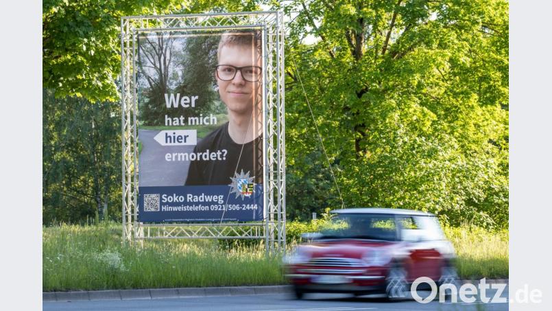 Mithilfe des Plakats sucht die Polizei nach einem Täter, der im Sommer 2020 einen 24-Jährigen in Bayreuth umgebracht haben soll. Die ungewöhnliche Methode sei nach Angaben der Polizei sowohl mit der Familie des Opfers als auch mit der Staatsanwaltschaft abgestimmt. Die Leiche war im August 2020 auf einem Fuß- und Radweg nahe der Universität gefunden worden. Bild: Daniel Karmann