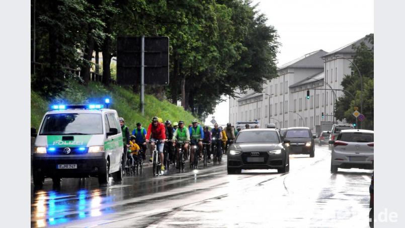 Selbst immer wieder einsetzender Regen konnte die Radfahrer nicht stoppen. Bild: Stephan Huber