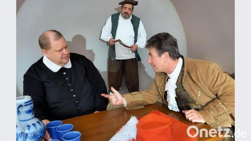 Eine Schlüsselszene ist die Anwerbung Pfarrer von Millers (Michael Trapp links) durch den Kriegskommissär Matthias Ägidius Fuchs (Hans Fleischer rechts). In der Mitte Manfred Aschenbrenner als Knecht des streitbaren Geistlichen. Bild: lg