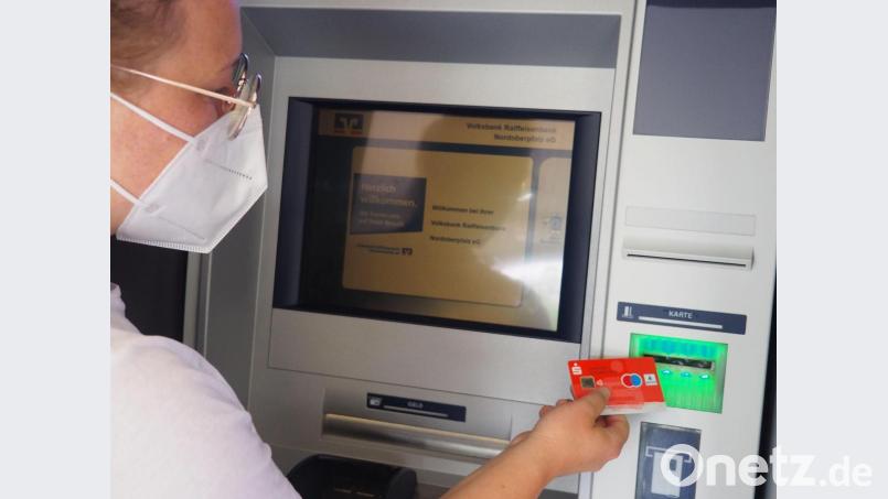 Mit der EC-Karte der Sparkasse gebührenfrei Geld an einem Bankautomaten der Volksbank Raiffeisenbank Geld abheben ist ab 1. Juli möglich in Mähring und Falkenberg. Bild: ws