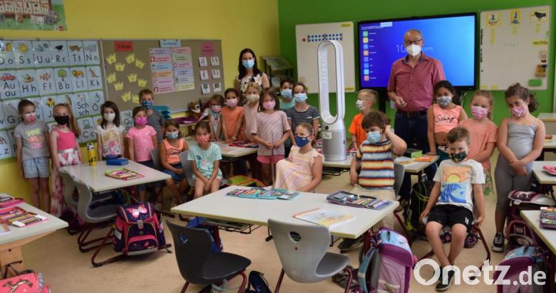 Die neuen Luftreinigungsgeräte leisten in der Grundschule Rieden wertvolle Dienste. Davon überzeugen sich Bürgermeister Erwin Geitner (rechts hinten), der auch Schulverbandsvorsitzender ist, und Rektorin Christine Kölbl (links daneben). Bild: bö
