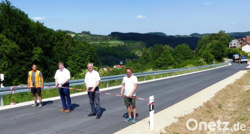 Geben die neu sanierte und ausgebaute Gemeindeverbindungsstraße zwischen Kastl und Utzenhofen für den Verkehr frei (von links): Bauleiter Christian Bock, Bürgermeister Stefan Braun, Landtagsabgeordneter Harald Schwartz und Bauingenieur Georg Rumpler. Bild: jp