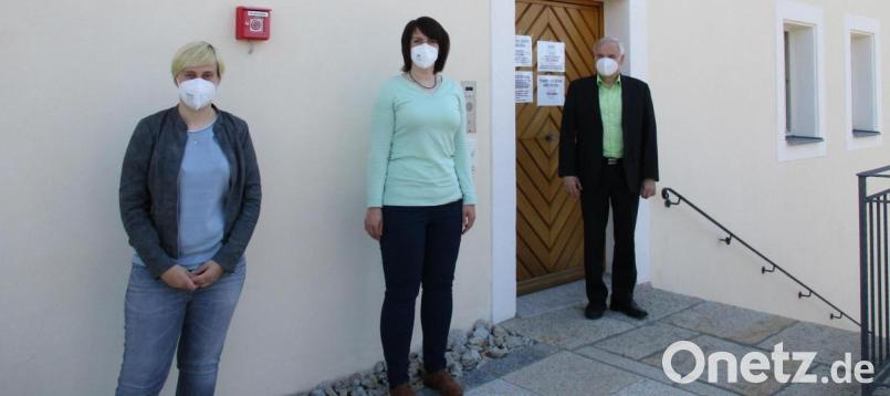 Geschäftsleiterin Kathrin König (links) und Bürgermeister Günter Kopp hießen Sonja König (von rechts) als neue Kollegin willkommen. Bild: Gemeinde Kulmain/exb