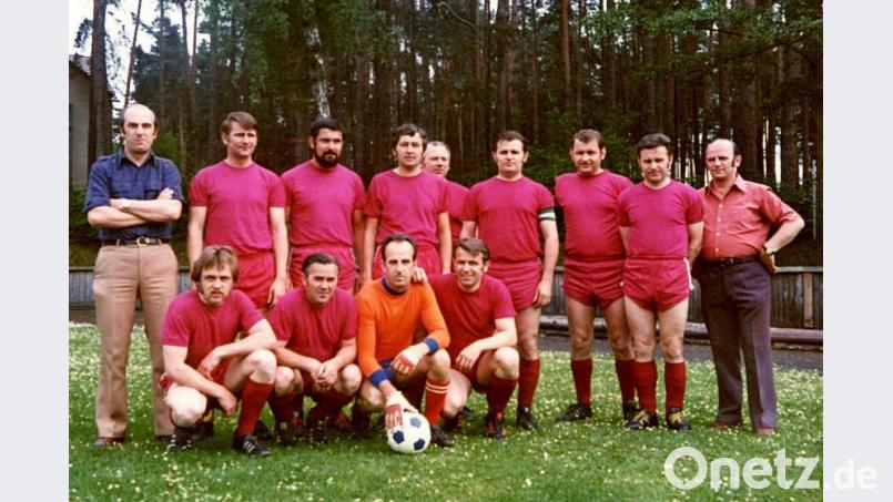 Bis Anfang der 90er Jahre war Ludwig Gmeiner als Torwart (kniend mit Ball) in der Alten-Herren-Mannschaft der Spielvereinigung Vohenstrauß aktiv auf dem Fußballplatz dabei. Bild: privat/dob