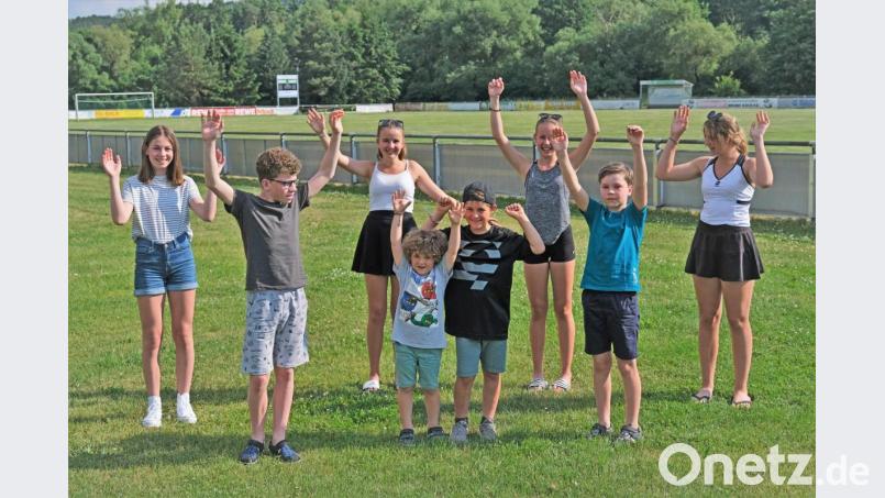 Besonders die Kinder und Jugendlichen vom FC Wernberg freuen sich über Urkunden und Sportabzeichen Bild: twi