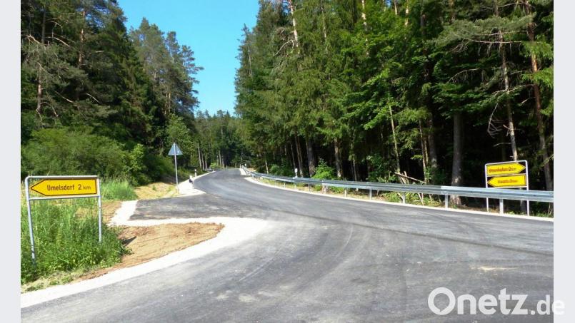Die Einmündung der Straße von Umelsdorf in die Gemeindeverbindungsstraße zwischen Kastl und Utzenhofen wurde ausgebaut und mit Ausweichstelle und neuen Leitplanken ausgestattet. Bild: jp