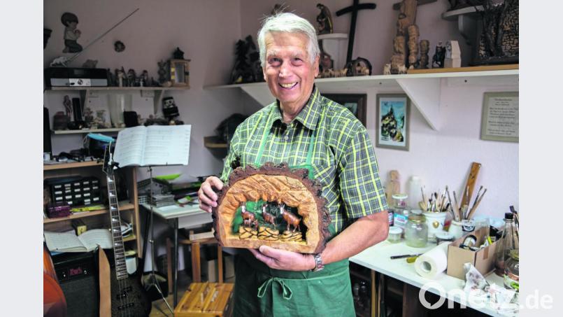 Siegfried Sollfrank mit einem seiner Lieblingsstücke: In den „Drei Gämsen“ stecken rund 15 Stunden Arbeit. Bild: Christian Gold