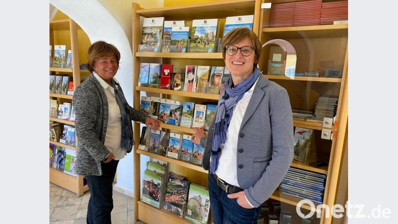 Wechsel in der Gäste-Info des Nabburger Rathauses: Martina Klose (links) geht, Martina Hölzl kommt. Bild: cv
