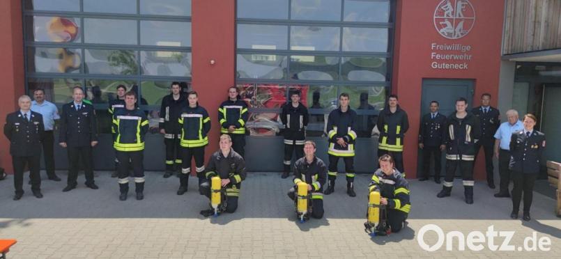 Neun Feuerwehrleute aus Guteneck und drei aus Unterauerbach absolvierten erfolgreich die Ausbildung zu Atemschutzträgern. Die Bürgermeister Johann Wilhelm und Franz Grabinger und die Führungskräfte der Feuerwehr gratulierten zur bestanden Prüfung. Bild: bnr