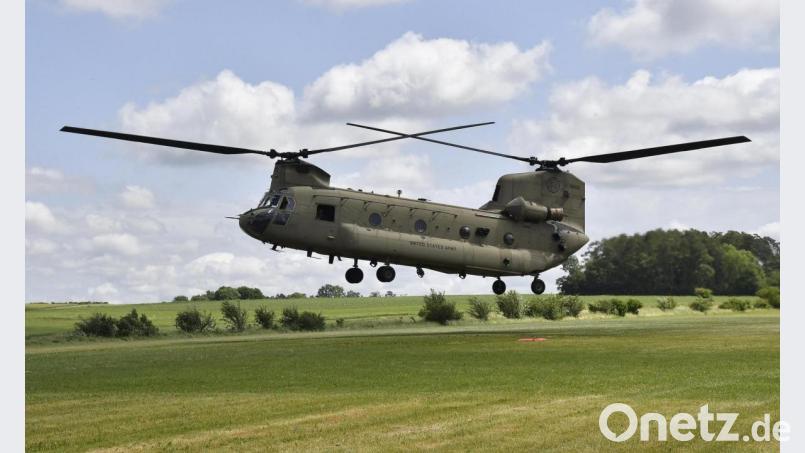 Ein Chinook der 12th Combat Aviation Brigade (Heeresfliegerbrigade) aus Katterbach landet auf dem Flugplatz in Pegnitz. Ein baugleiches Modell des als „Bananenhubschraubers“ bekannten mittelschweren US-Transporters ist vor 50 Jahren bei Pegnitz in der Luft zerbrochen – es starben 37 Soldaten. Ab Juli wird in Grafenwöhr an die Katastrophe erinnert. Bild: Petra Hartl