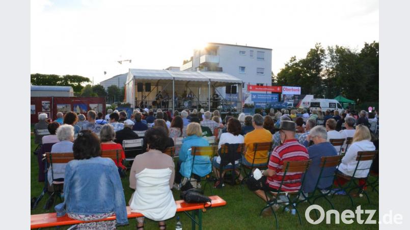 Da kommt keine rechte Stimmung auf. Weder Veranstalter noch Besucher waren mit der bisherigen Stuhlanordnung glücklich. Bild: Kunz