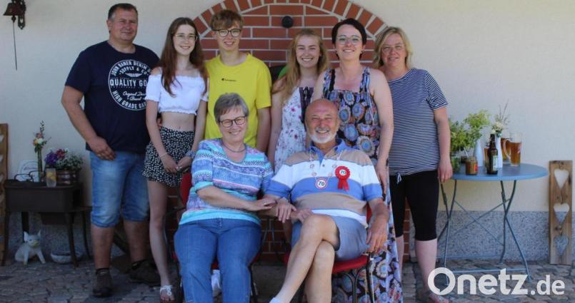 Der Jubilar Bernd Würstl mit Ehefrau Elisabeth (sitzend) mit Tochter Sandra Schmelber (hinten, von rechts), Tochter Daniela Würstl, die Enkelkinder Hannah und Felix, Emelie Hoffmann, Schwiegersohn Dieter Schmelber. Bild: soj