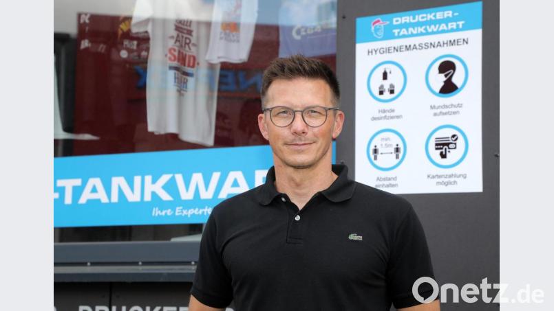 Drucker-Tankwart Patrik Dedic hat eine klare Meinung über die „Digitale Einkaufsstadt“: „Das Projekt kommt zehn Jahre zu spät.“ Nichts zu tun, wäre aber auch der falsche Ansatz: „Wir müssen jetzt anfangen. Sofort.“ Bild: Wolfgang Steinbacher