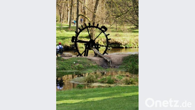 Unmittelbar neben der Blockhütte erfreuen sich Jung und Alt beim Wasserrad am Rauschen des Wasserlaufes. Bild: hzi
