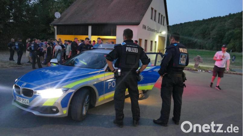 Polizisten bei einer Hass-Demo gegen den Youtuber "Drachenlord". Trotz eines Versammlungsverbots waren damals mehrere Hundert Menschen zu der Demonstration gekommen. Bild: David Oßwald/dpa