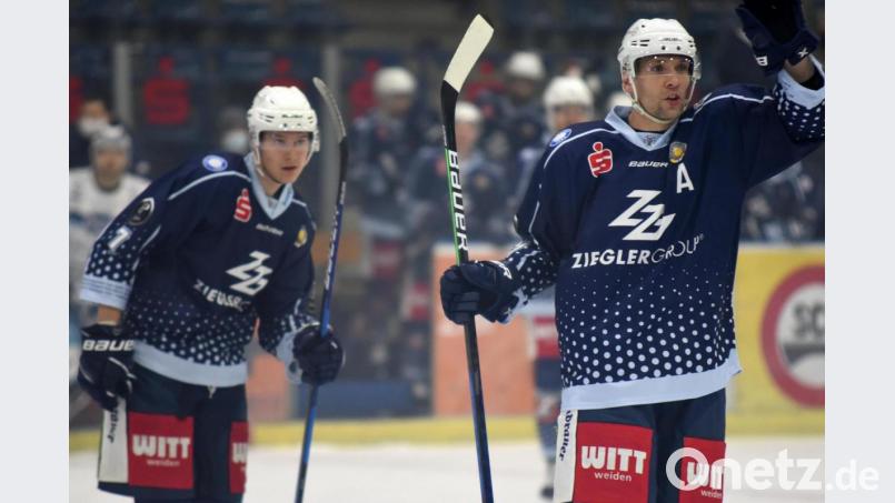Michael Kirchberger (rechts) im Trikot der Blue Devils Weiden. In der kommenden Saison spielt er für den ERSC Amberg. Archivbild: Gebert