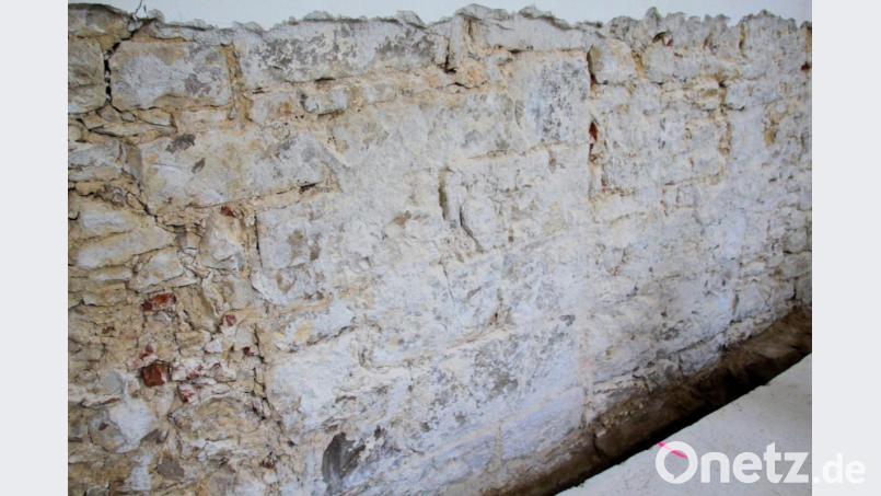 Bei der Innenrenovierung der Filialkirche Winbuch stößt man auf Mauerwerk, das etwa aus dem Jahr 1200 stammen dürfte. Bild: bjo