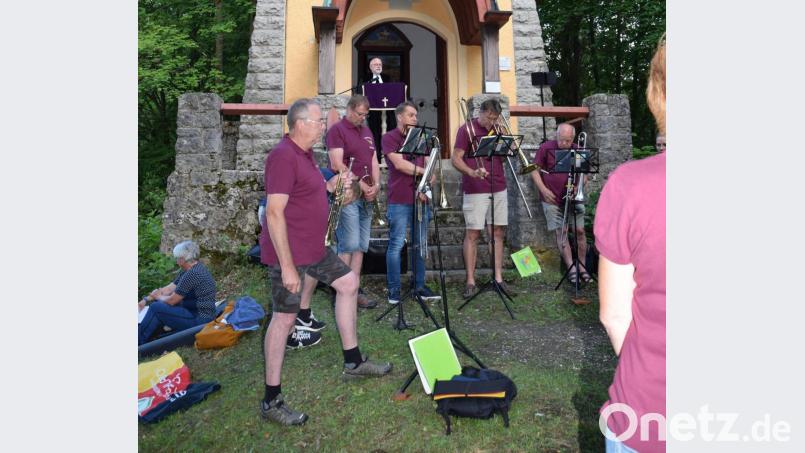 Den Gottesdienst am Donnerstagabend vor der Johanniskapelle gestalteten Pfarrer Matthias Ahnert und der Posaunenchor um seine Leiterin Bettina Schröck. Bild: wku