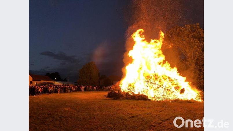 Ein Bild wie aus einer anderen Zeit, das es am Freitag in Brudersdorf wieder geben soll: Die Feuerwehr will das Johannisfeuer, hier ein Bild aus dem Jahr 2018, mit über 100 Menschen feiern. Bild: Franz Dotzler