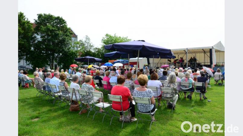 Da kommt keine rechte Stimmung auf. Weder Veranstalter noch Besucher waren mit der bisherigen Stuhlanordnung glücklich. Das soll sich jetzt ändern. Bild: Kunz