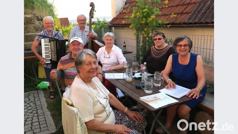 Die "Sonntagsdichter" Gesine Jaehnert, Fritz Buchfink, Lorna Simone Baier, Christine Voigt und Ingeborg Baier (sitzend von links) machten sich Gedanken zur Heimat. Musikalisch begleitet von Günter Schmid und Johannes Bauer (stehend von links). Bild: Hirsch
